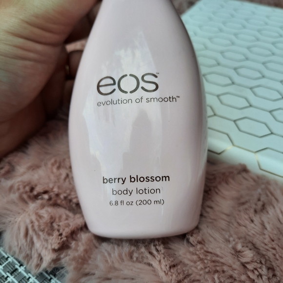 EOS Berry Blossom Body Lotion with Shea Butter Rare Discontinued - Picture 2 of 11